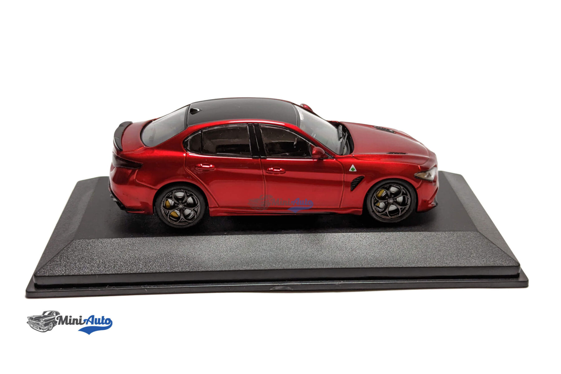 Alfa-Romeo-Giulia-Quadrifoglio---2021---Red_3 Alfa Romeo Giulia Quadrifoglio - 2021 - Red - Image 2