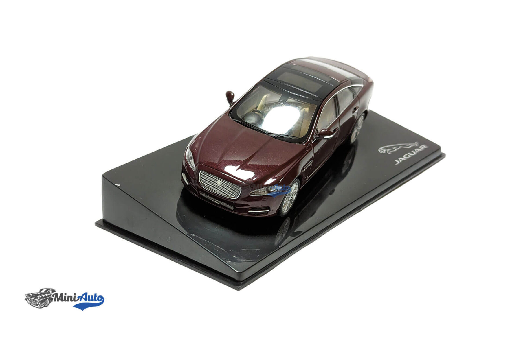 Jaguar XJ (X351) - 2009 - Maroon - Image 3