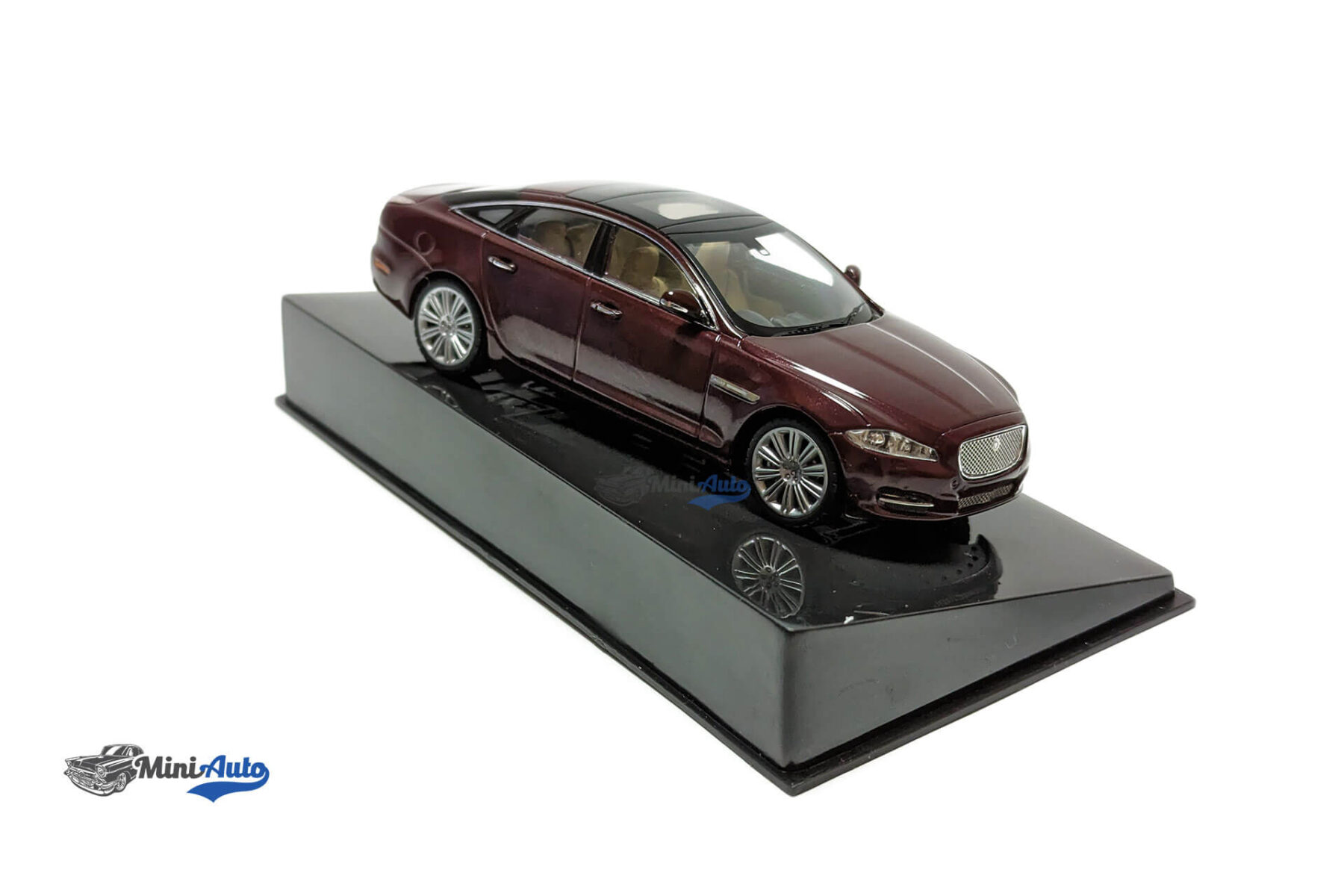 Jaguar XJ (X351) - 2009 - Maroon - Image 4