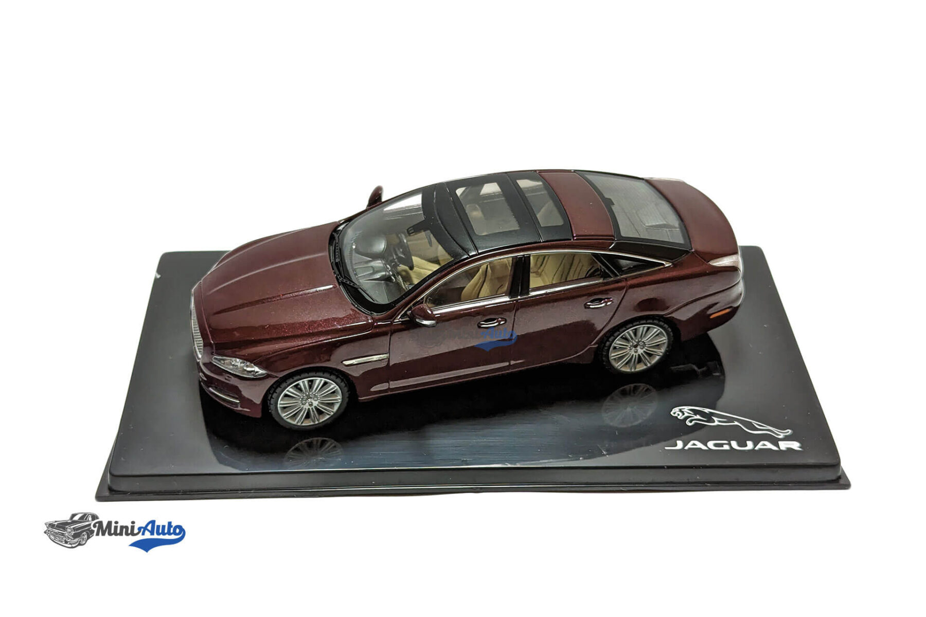 Jaguar XJ (X351) - 2009 - Maroon - Image 2