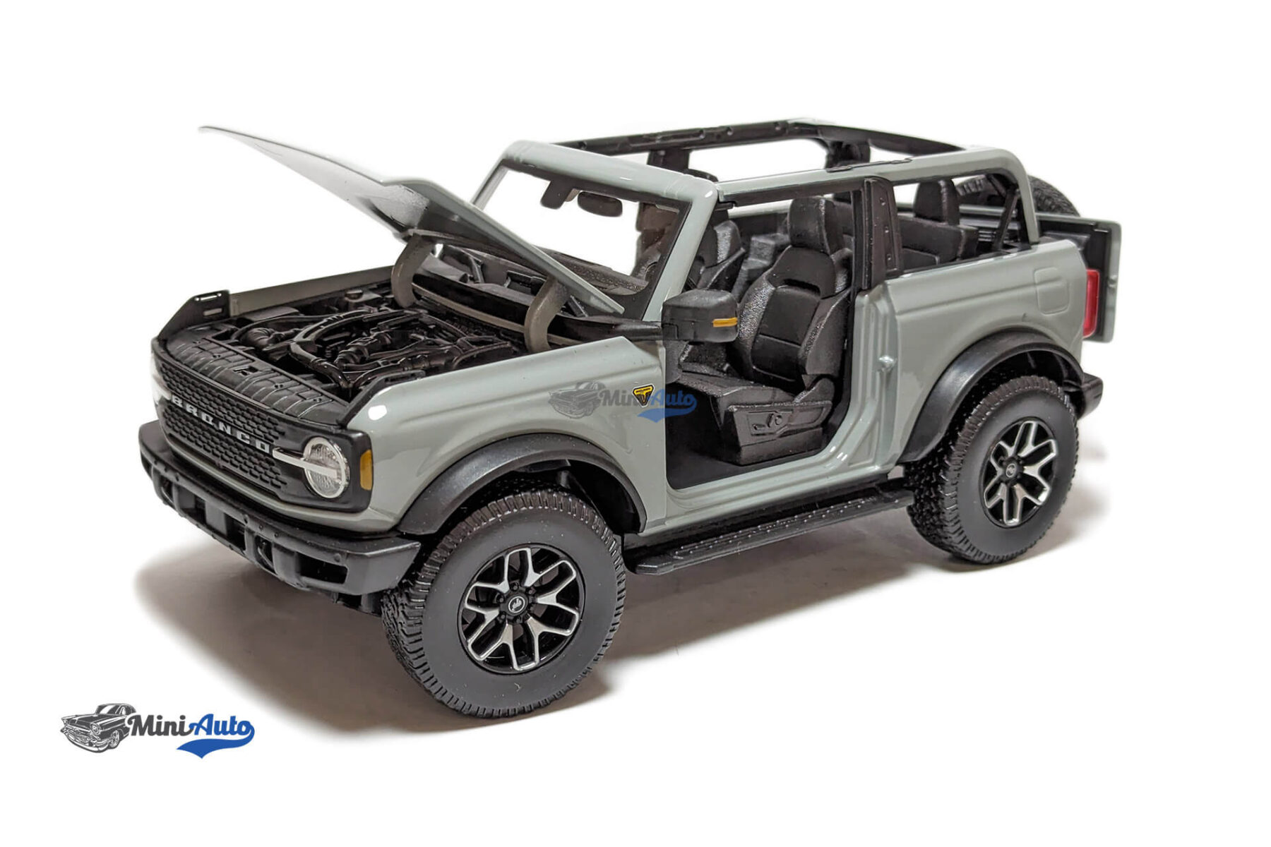 Ford Bronco – 2021 – Gray - Image 2