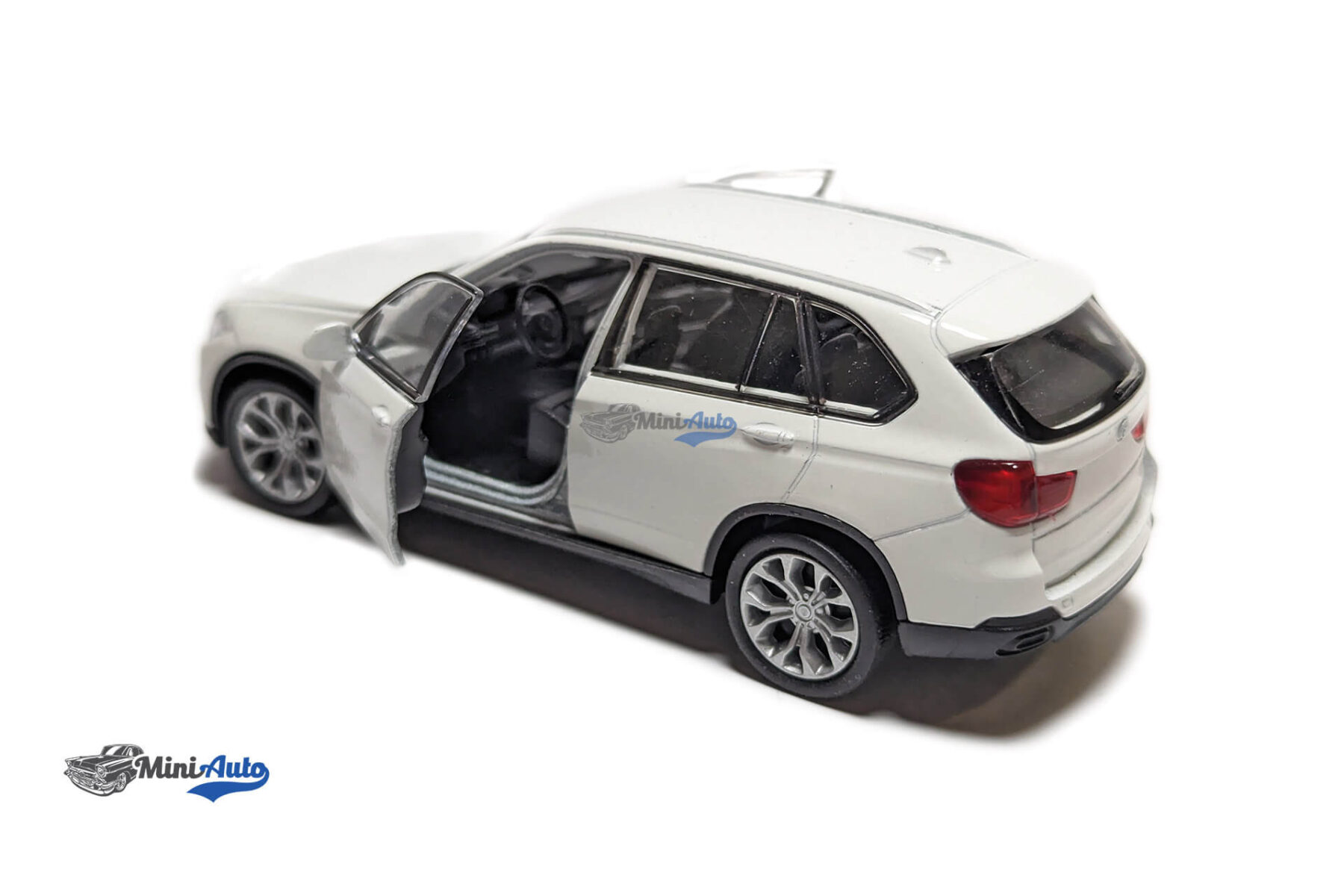 BMW X5 - 2015 - White - 1:34-1:39 - Image 4