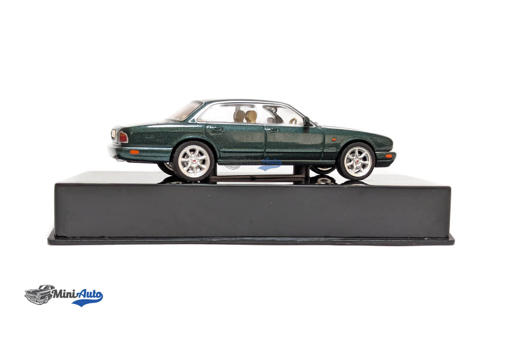 Jaguar XJ8 (X 308) RHD - 1998 - Green - Image 3