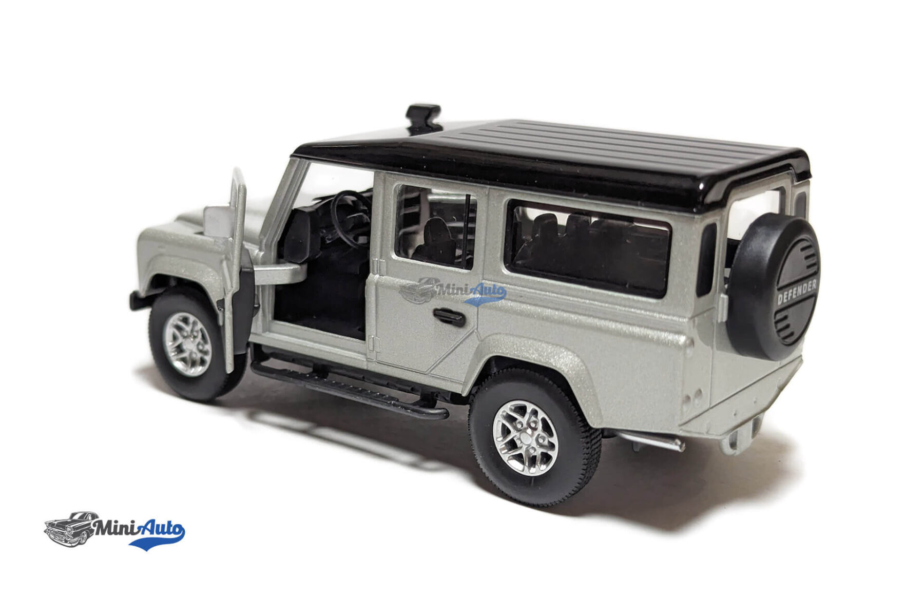 Land Rover Defender 110 - 2012 - Silver - 1/36 - Image 4