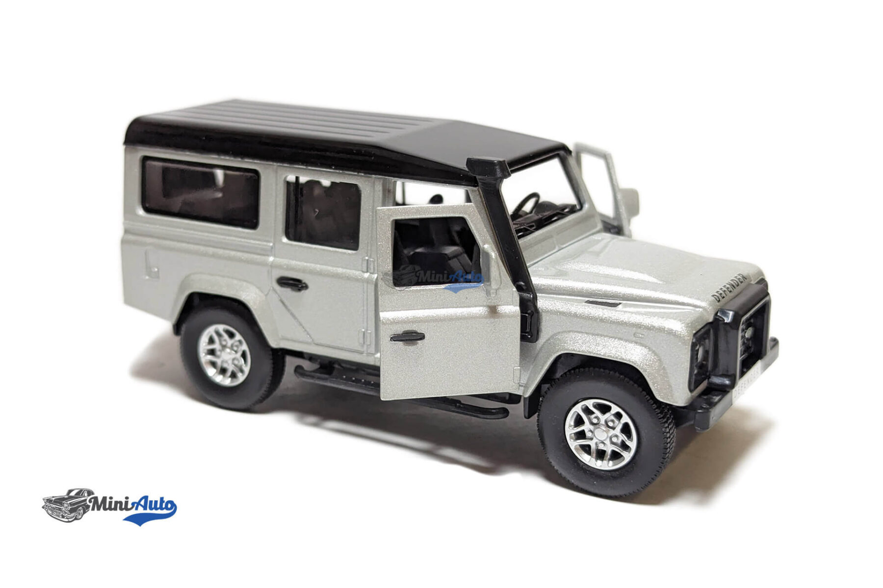Land Rover Defender 110 - 2012 - Silver - 1/36 - Image 3
