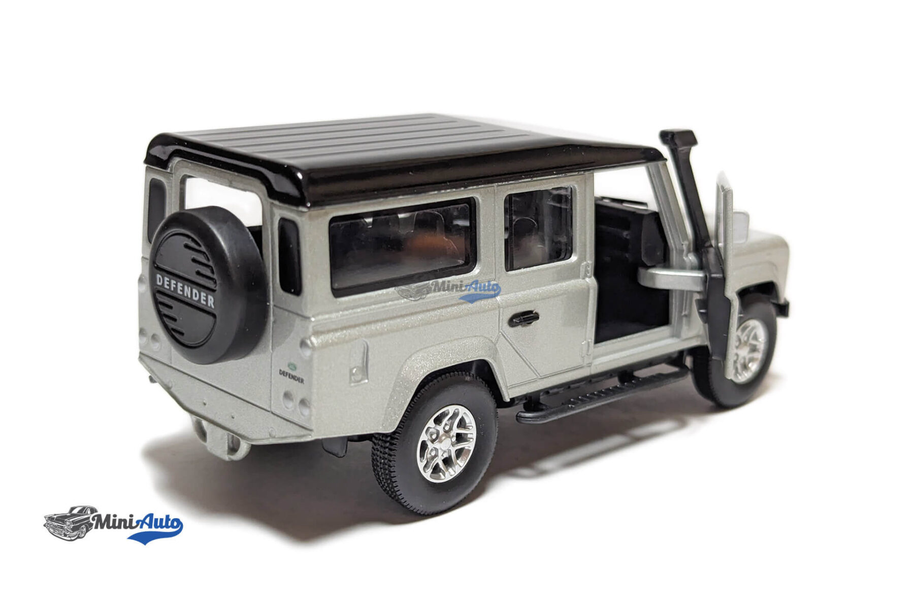 Land Rover Defender 110 - 2012 - Silver - 1/36 - Image 5
