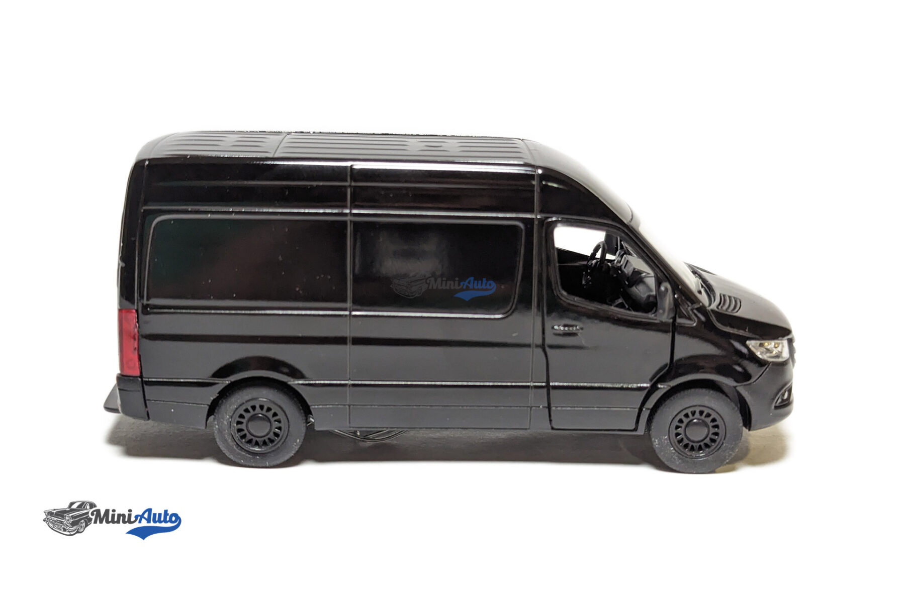 Mercedes Benz Sprinter in window box - 2020 - Black - Image 11