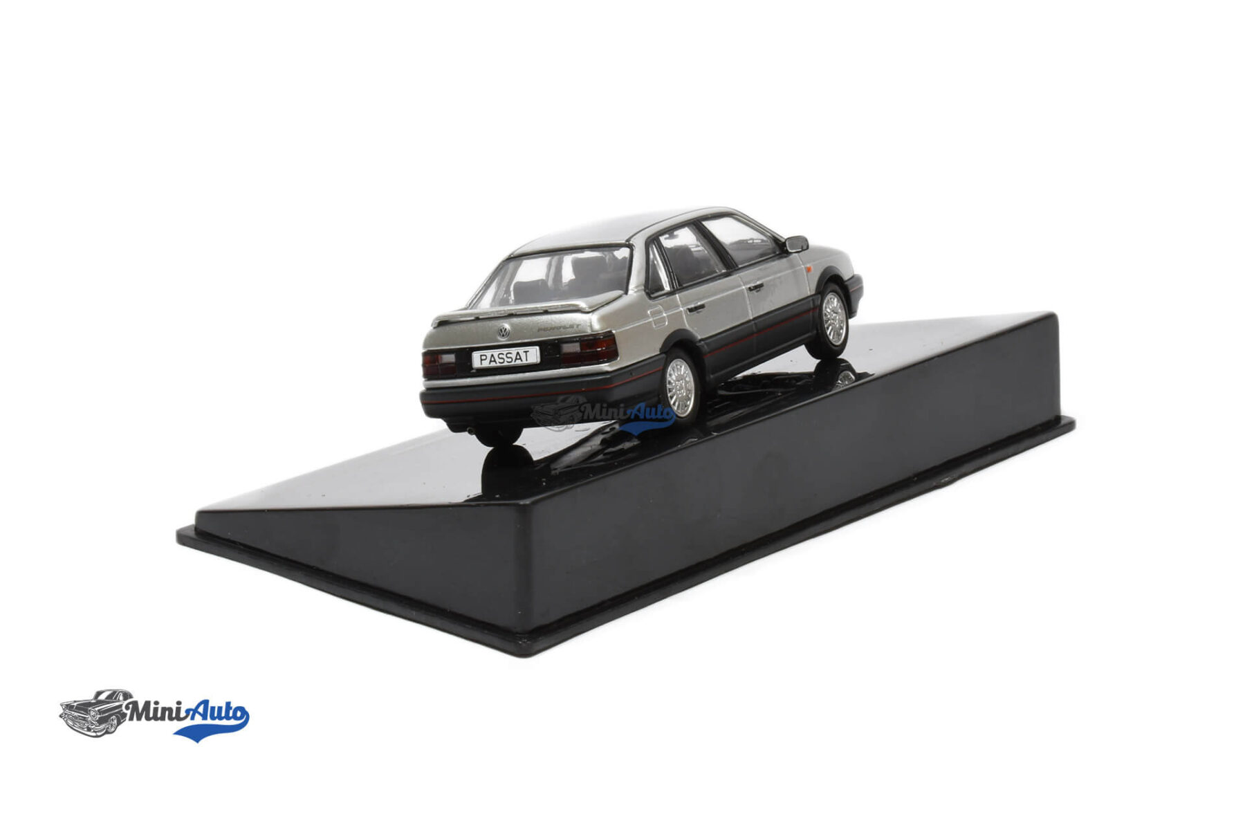 IXOCLC517N---Volkswagen-Passat-GT---1988---Silver_2 Volkswagen Passat GT - 1988 - Silver - Image 2