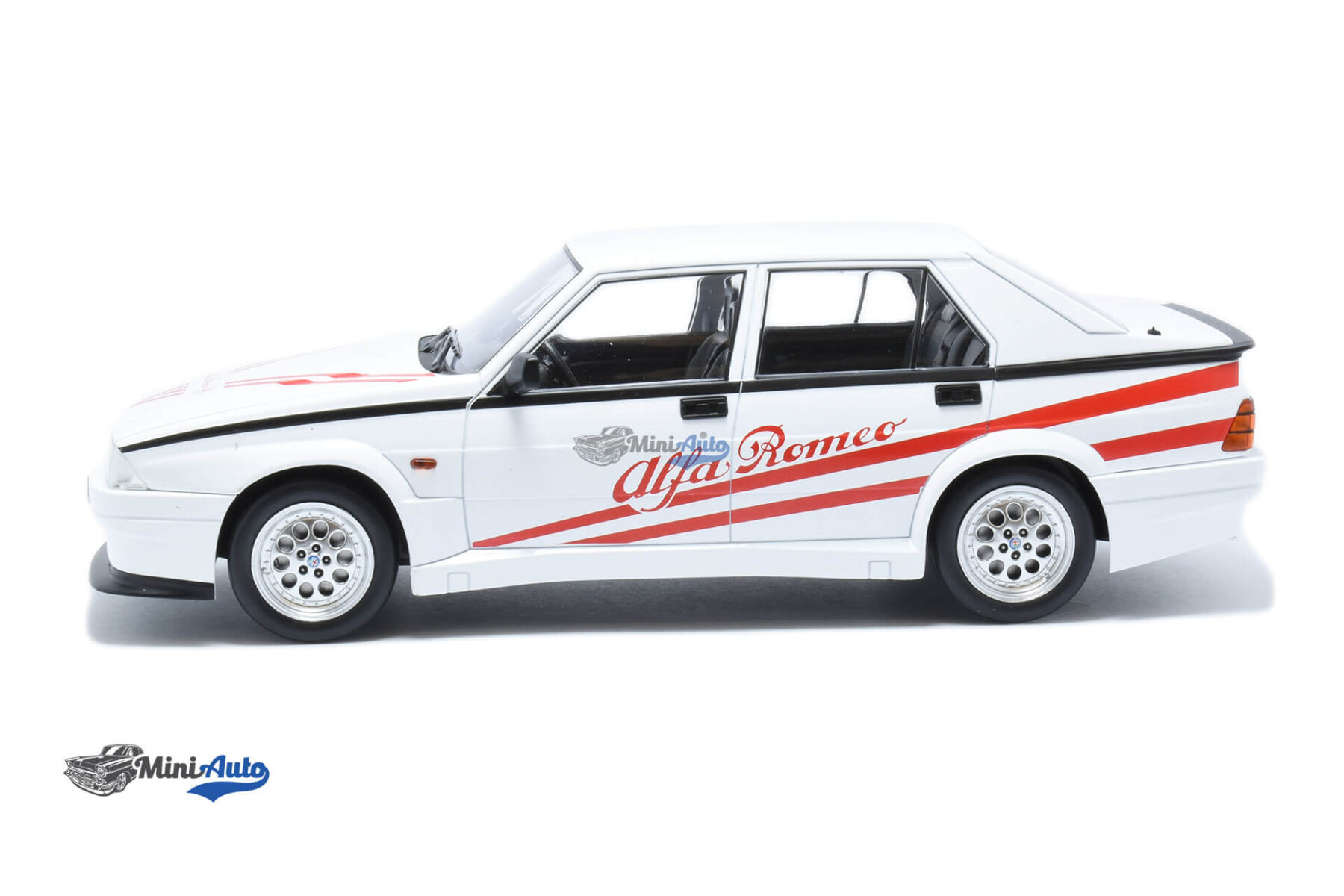 MCG18430---Alfa-Romeo-75-Turbo-Evoluzione---1987---WhiteRed_3 Alfa Romeo 75 Turbo Evoluzione - 1987 - White/Red - Image 3