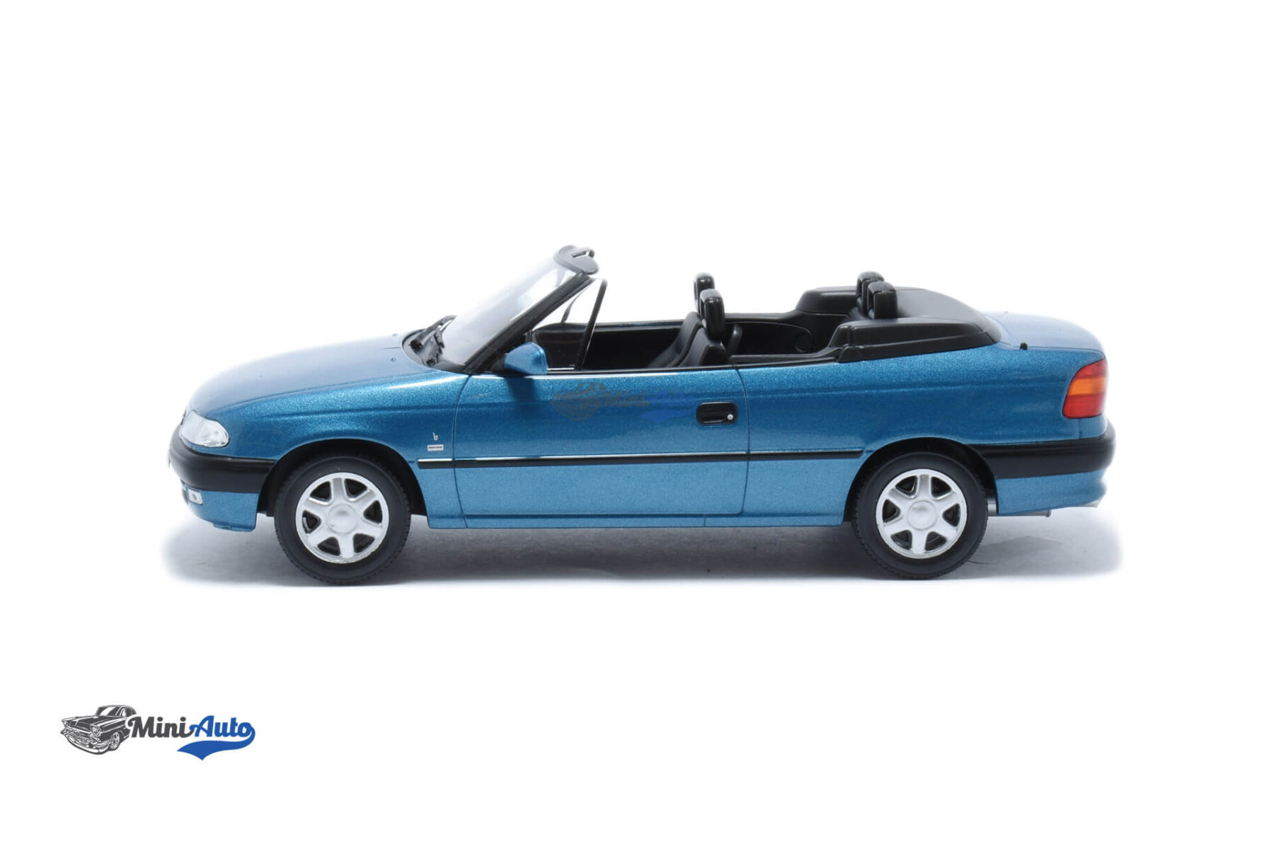 Opel Astra F Cabrio - 1994 - Blue - Image 3