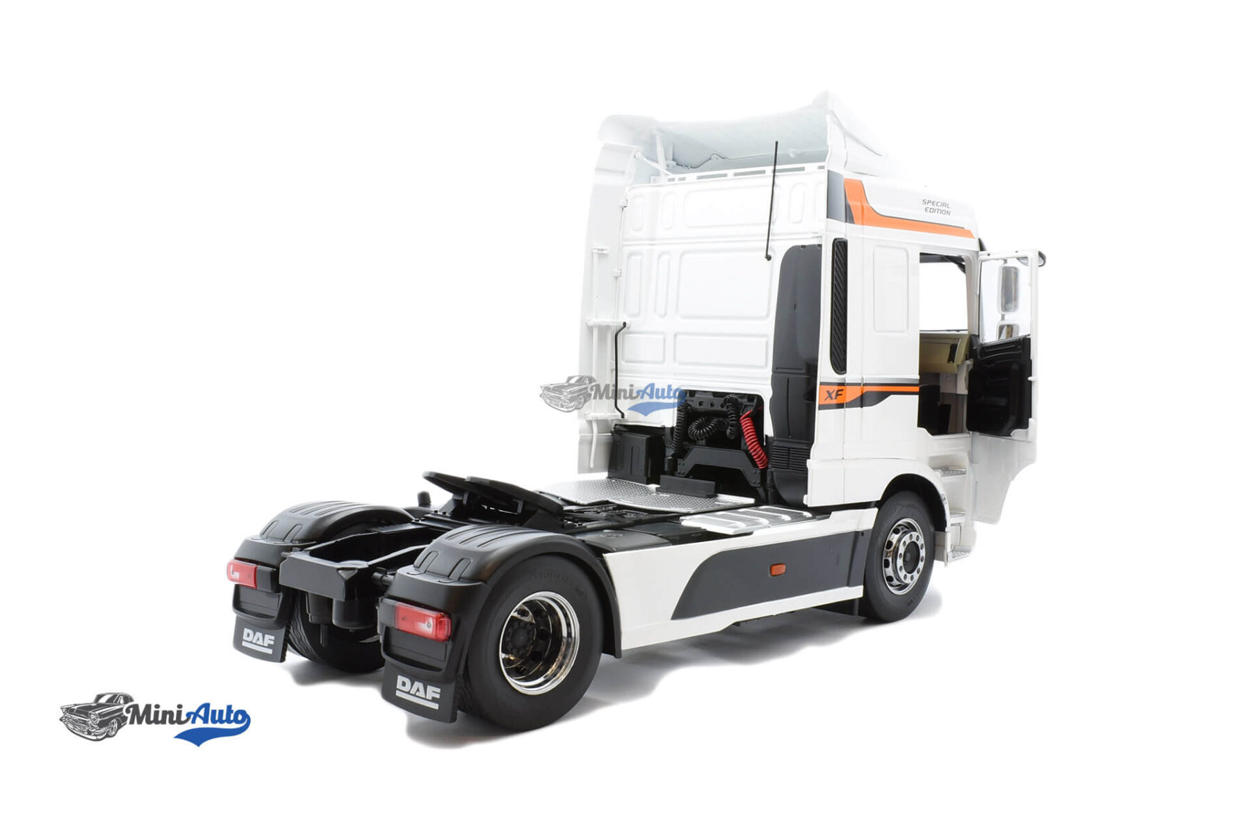 PC252979---DAF-XF-Space-Cab---2016---White_4 DAF XF Space Cab - 2016 - White - Image 4