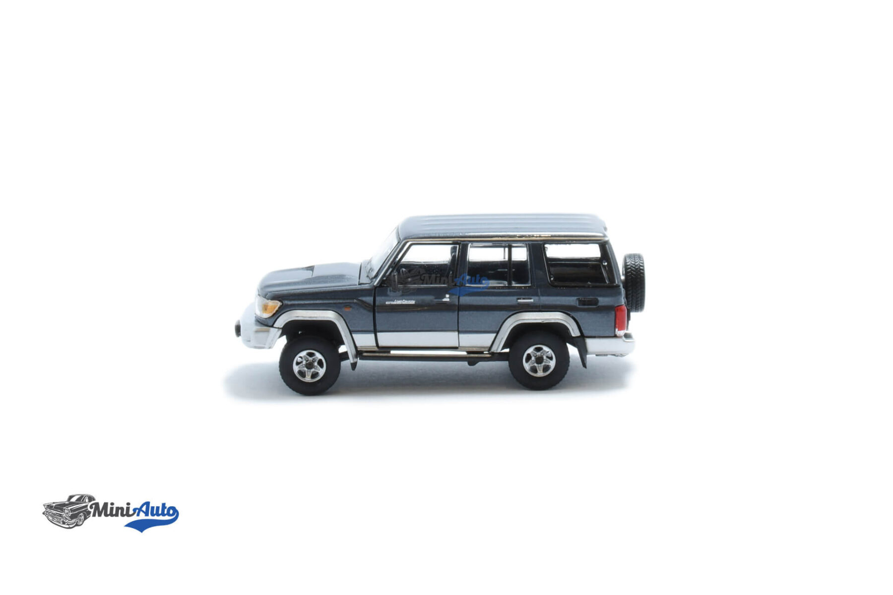 Toyota LandCruiser LC76 - 2018 - Grey - Image 4