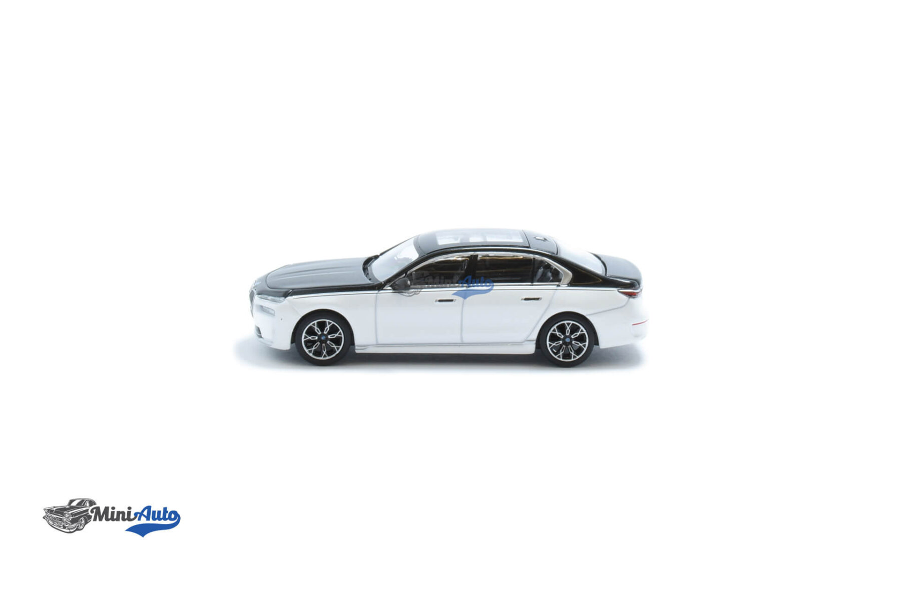 BMW i7 xDrive - 2023 - Black/White - Image 3