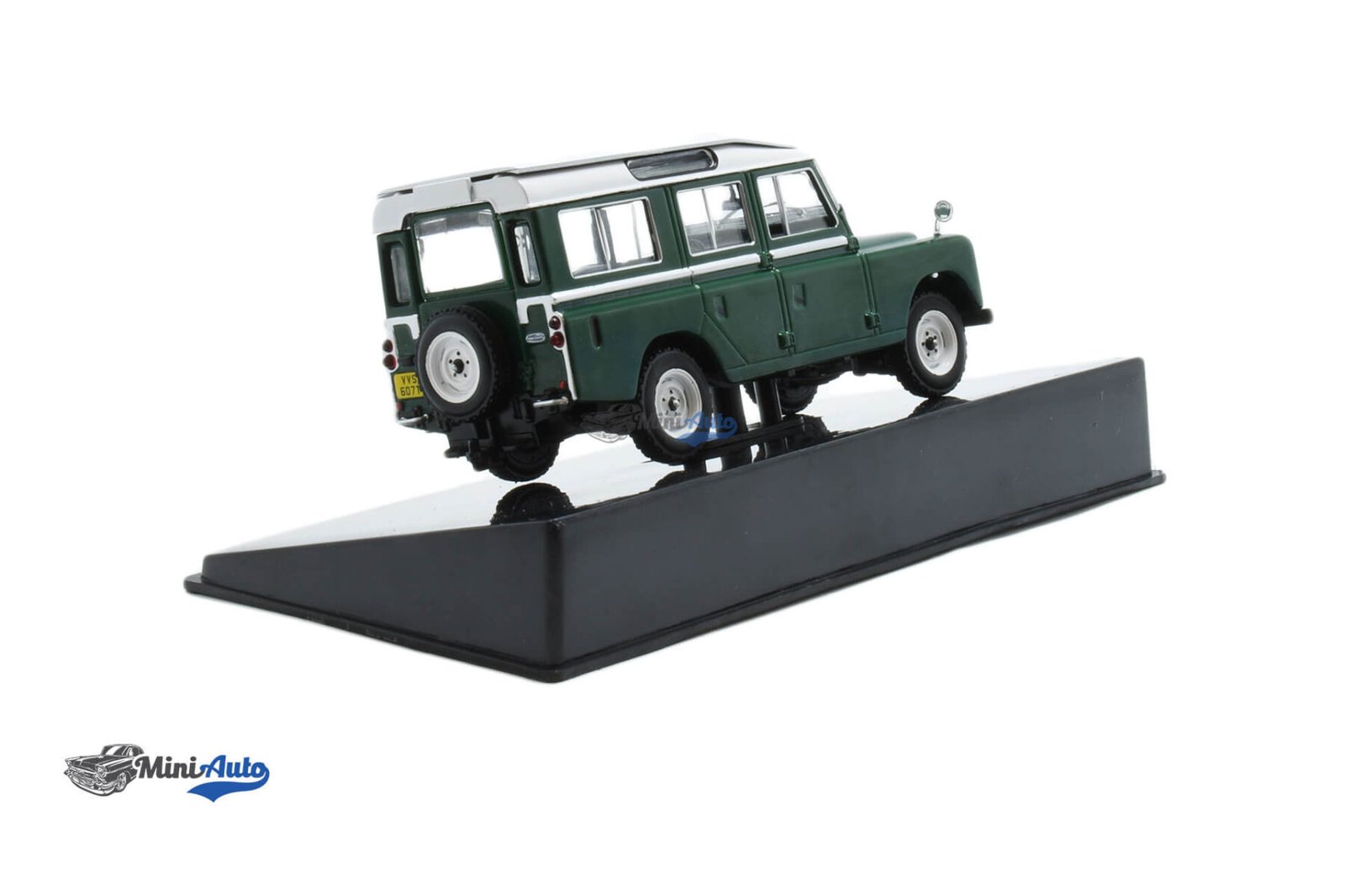Land Rover Series III 109 - 1978 - Green - Image 2