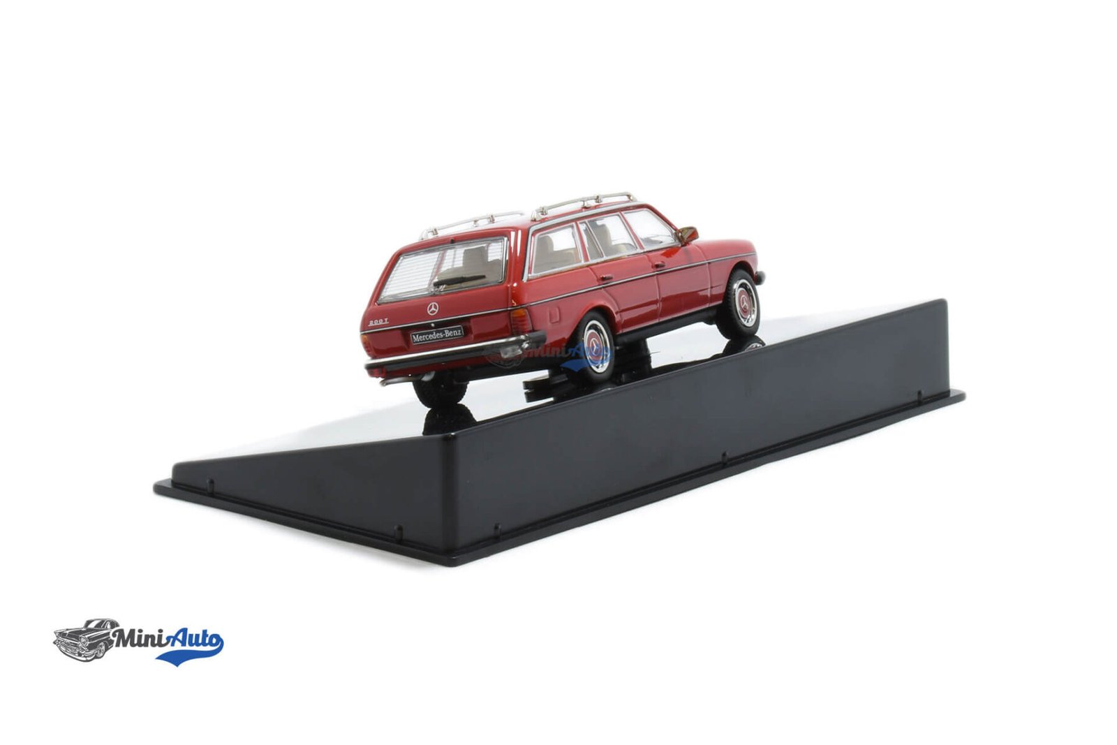 Mercedes Benz 200T W123 - 1979 - Red - Image 2